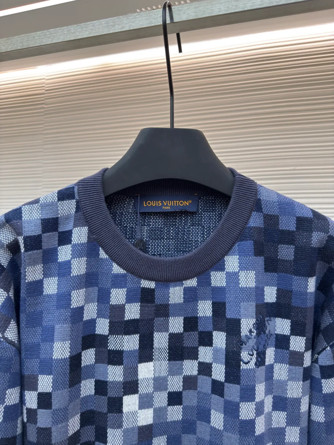LOUIS VUITTON mosaic jacquard pullover ●Authentic product: 15600 purchased and developed ●Item number: 1680304-C55 ●Fabric: cotton fabric ●Technology: jacquard production ●Version: fitted version ●Weight: about 610 grams ●Size: elements, showing a delicate texture like snake leather. The intricate jacquard texture reflects Micro Der details, and the embroidered logo embellishes the chest, making it easy to integrate into everyday looks. Standard fit with all-over Snakoflage jacquard logo embroidered on the chest, Marque at center back, 1.VuittonDeposee embroidered patches at ribbed collar, cuffs and hem. The overall wiring is straight and delicate, the fabric is comfortable and soft, and the color is consistent without color difference. It can be matched with the same style to create a fashionable look and control various occasions. Customized accessories, complete with three standards, same style for men and women!